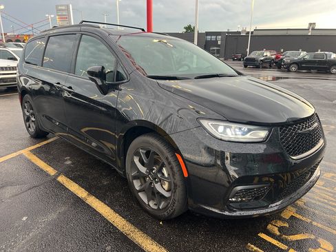 Used 2025 Chrysler Pacifica Limited FWD image 6
