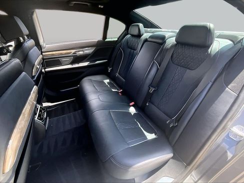 Used 2020 BMW 750i xDrive w/ Executive Package AWD/4WD image 19