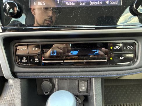 Used 2018 Toyota Corolla SE FWD image 11