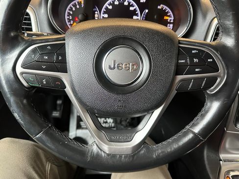 Used 2018 Jeep Grand Cherokee Laredo image 3
