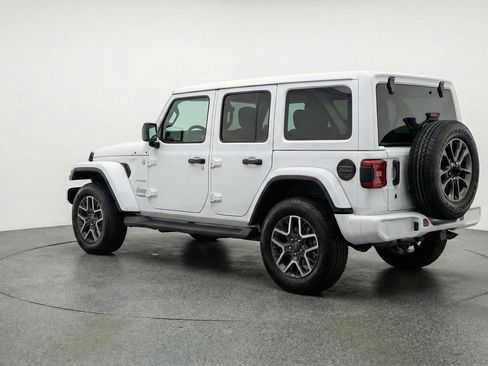 Used 2025 Jeep Wrangler Sahara image 6