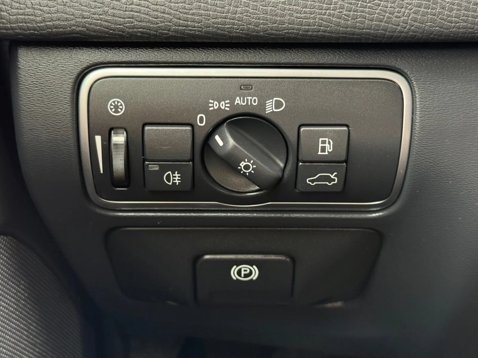 Used 2017 Volvo XC60 T6 Inscription w/ Advanced Package AWD/4WD image 39