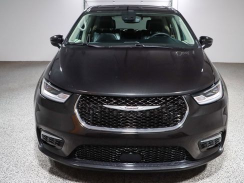 Used 2023 Chrysler Pacifica Touring-L image 4