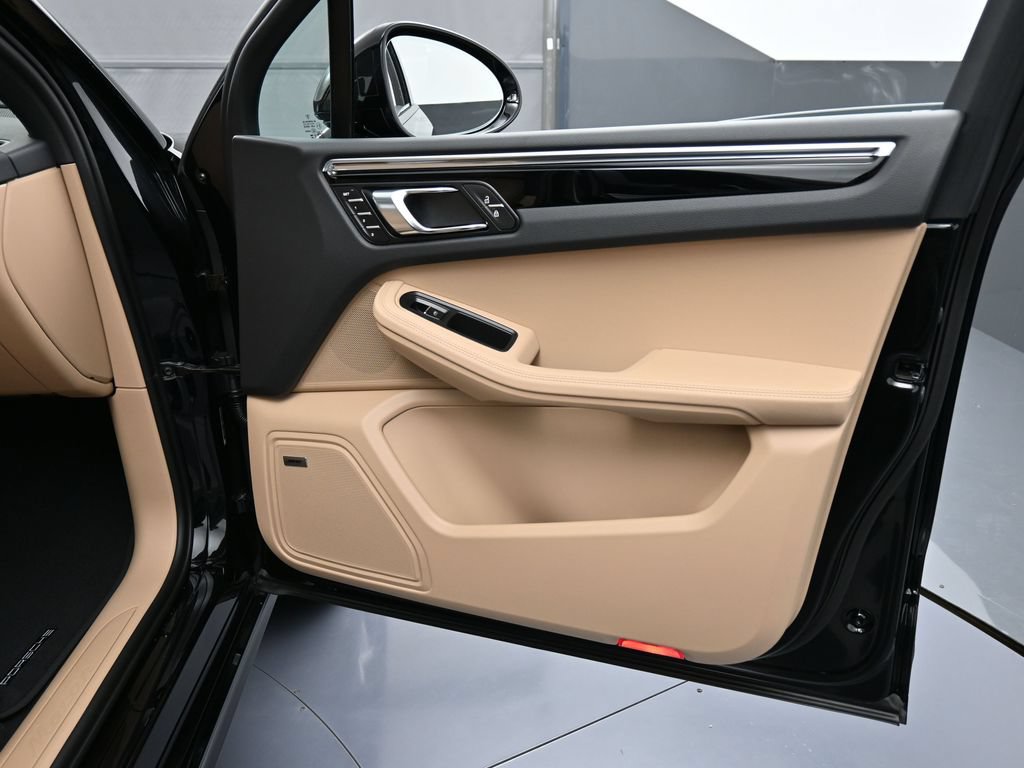Certified 2026 Porsche Macan AWD/4WD image 29