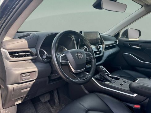Used 2023 Toyota Highlander XLE FWD image 16
