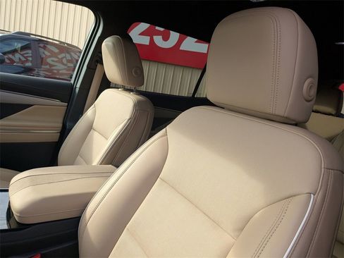 Used 2025 Buick Enclave Preferred w/ Power Package image 12