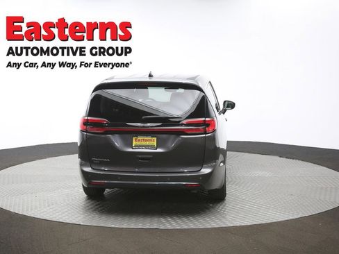 Used 2023 Chrysler Pacifica Touring-L image 39