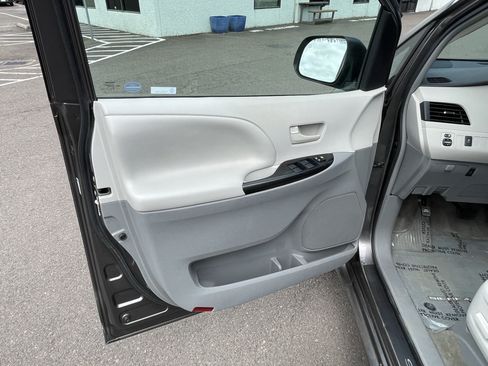 Used 2013 Toyota Sienna LE w/ Towing Pkg FWD image 16