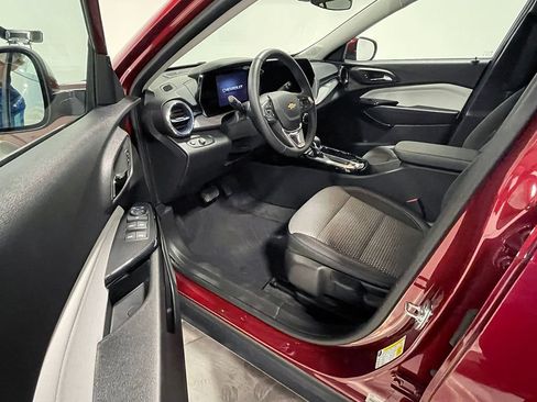 Used 2025 Chevrolet Trax LT FWD image 19