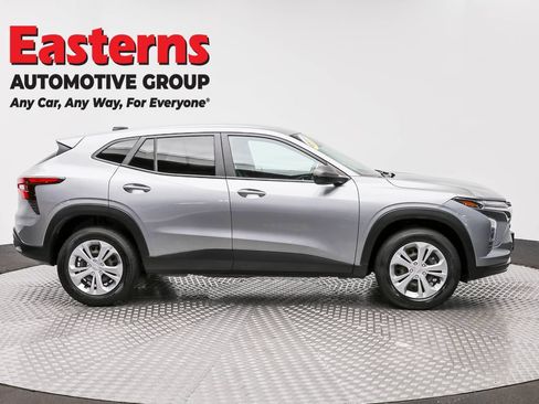Used 2024 Chevrolet Trax LS w/ Driver Confidence Package FWD image 4