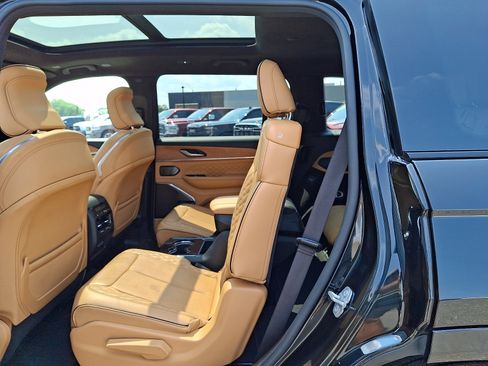 Used 2025 Jeep Grand Cherokee L Summit AWD/4WD image 10