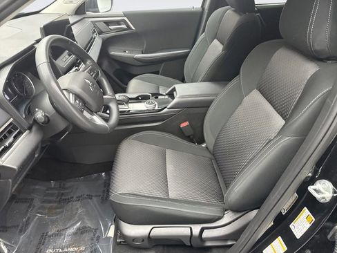 Used 2025 Mitsubishi Outlander ES image 11