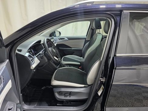 Used 2025 Volkswagen Taos SE w/ Panoramic Sunroof Package AWD/4WD image 13