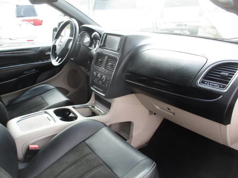 Used 2020 Dodge Grand Caravan SXT image 33