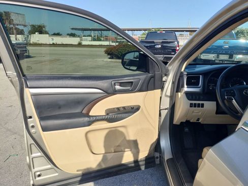 Used 2015 Toyota Highlander XLE FWD image 11