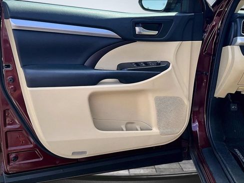 Used 2018 Toyota Highlander XLE AWD/4WD image 23