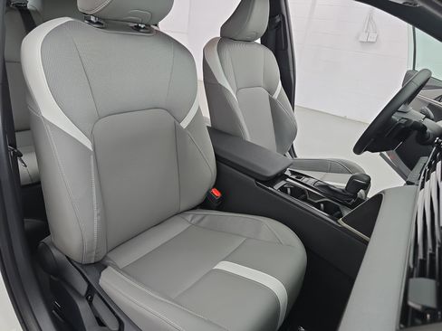 Used 2025 Toyota Camry SE w/ Convenience Package FWD image 10
