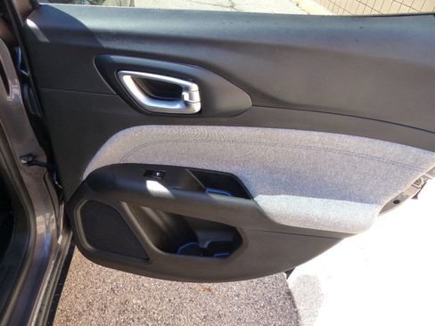 Used 2024 Jeep Compass Sport image 30