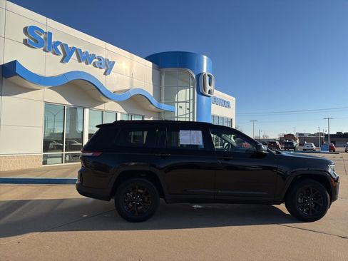 Used 2024 Jeep Grand Cherokee L Laredo image 20