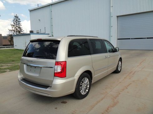 Used 2013 Chrysler Town & Country Touring-L w/ Entertainment Group #2 FWD image 6