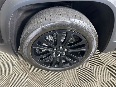 Used 2023 GMC Acadia SLE w/ Elevation Edition FWD image 10