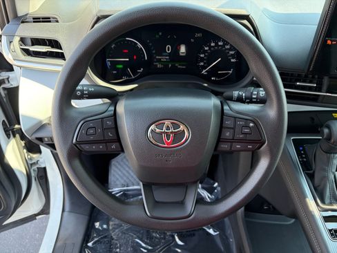 Used 2025 Toyota Sienna LE w/ LE Plus Package AWD/4WD image 12