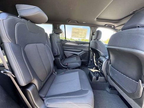 New 2025 Jeep Grand Cherokee L Laredo w/ Luxury Tech Group I AWD/4WD image 16