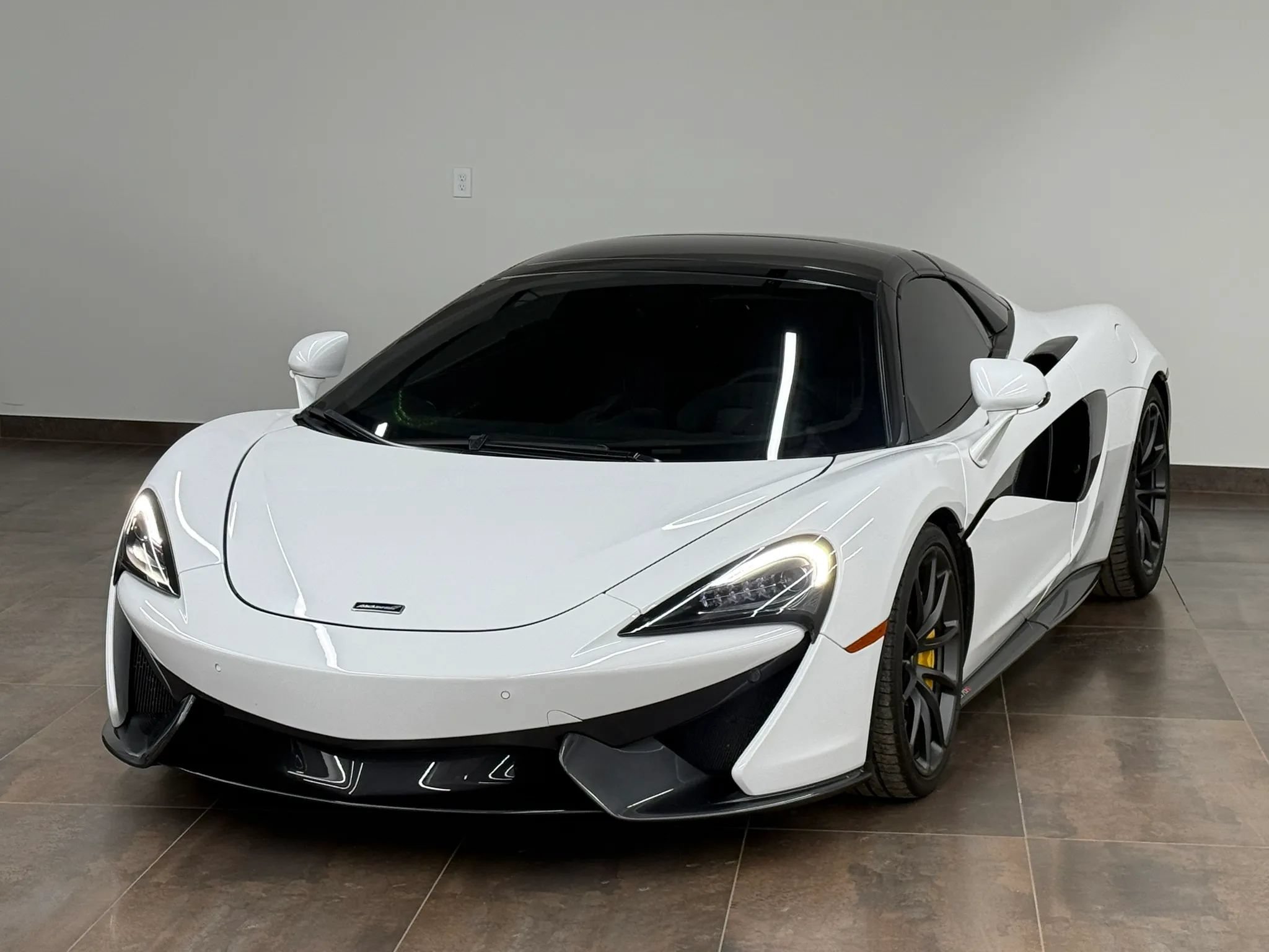Used 2019 McLaren 570S Spider RWD image 3