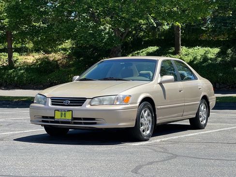 Used 2000 Toyota Camry LE image 1