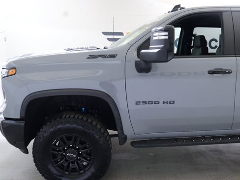 Used 2025 Chevrolet Silverado 2500 ZR2 w/ Technology Package image 4