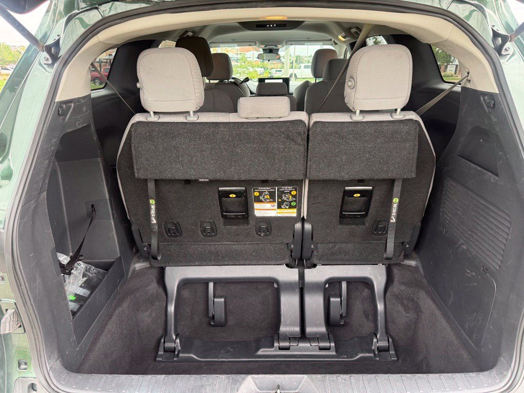 Used 2025 Toyota Sienna LE AWD/4WD image 25
