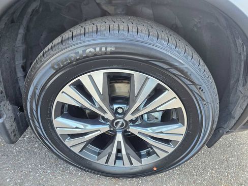 Used 2023 Nissan Rogue SV image 9