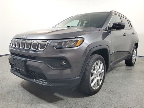 Used 2022 Jeep Compass Latitude image 3