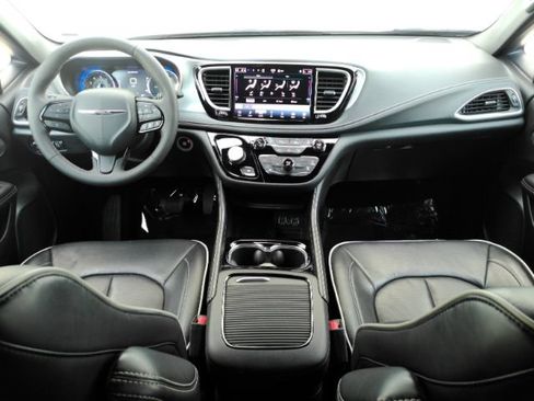 Used 2025 Chrysler Pacifica Limited FWD image 2