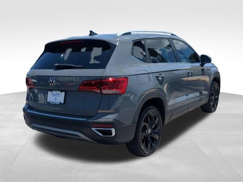 Used 2023 Volkswagen Taos SE w/ Panoramic Sunroof Package FWD image 5