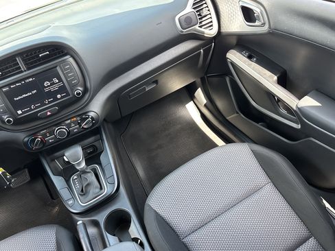 Certified 2025 Kia Soul LX w/ LX Technology Package FWD image 14