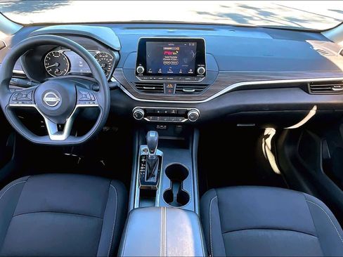 Used 2025 Nissan Altima 2.5 SV image 16