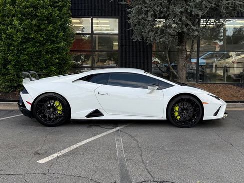 Used 2021 Lamborghini Huracan EVO RWD image 20