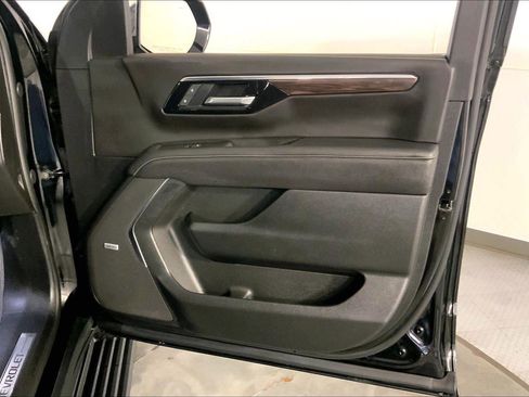 Used 2025 Chevrolet Tahoe Premier AWD/4WD image 25