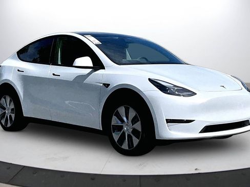 Used 2024 Tesla Model Y Long Range AWD/4WD image 2