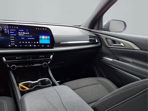 Used 2025 Chevrolet Traverse LT w/ Sun and Wheel Package image 9