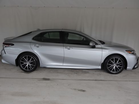 Used 2023 Toyota Camry SE image 6