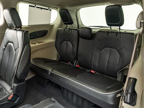 Used 2022 Chrysler Pacifica Limited image 19