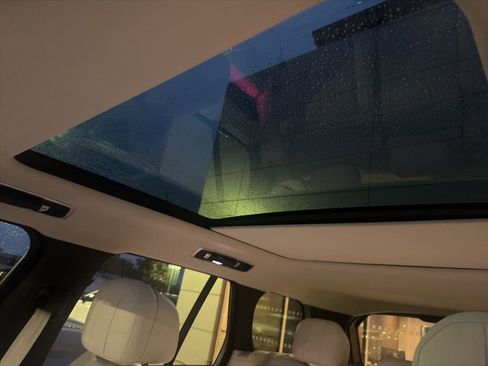 Used 2025 Land Rover Range Rover SE image 10