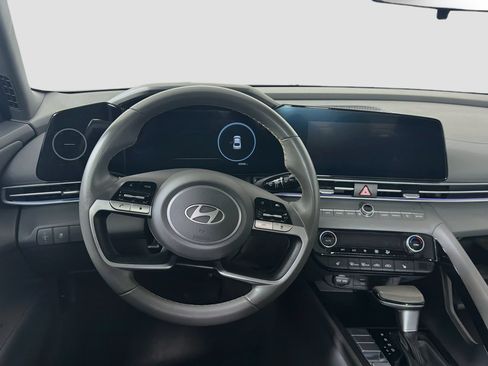 Used 2025 Hyundai Elantra SEL FWD image 17