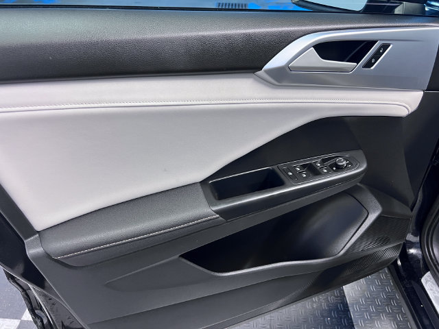 Certified 2025 Volkswagen Taos SE FWD image 7