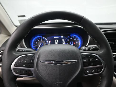 Used 2024 Chrysler Pacifica Touring-L FWD image 12
