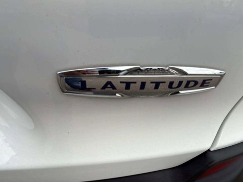 Used 2019 Jeep Cherokee Latitude w/ Cold Weather Group image 18