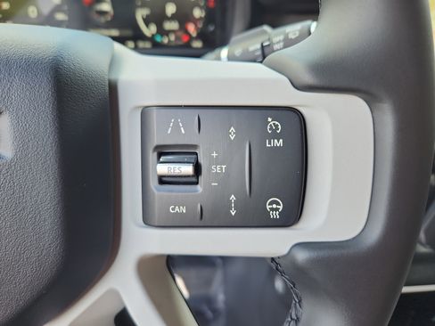 Used 2025 Land Rover Defender 90 X-Dynamic SE image 18