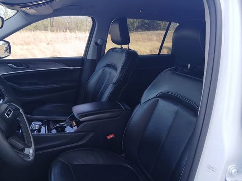 Used 2023 Jeep Grand Cherokee L Limited w/ Black Appearance Package image 33